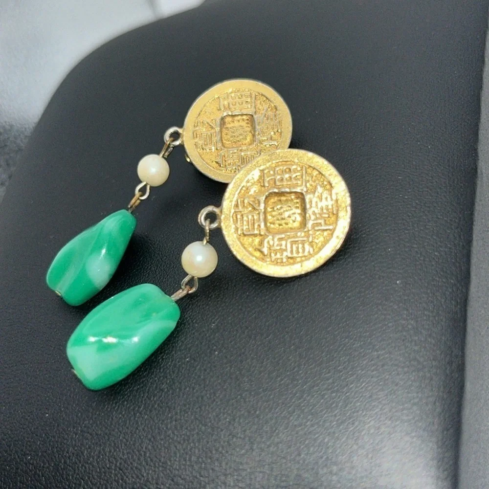 Vintage Kenneth Lane gold tone medallion faux pearl & jade dangly clip earrings - Picture 4 of 13